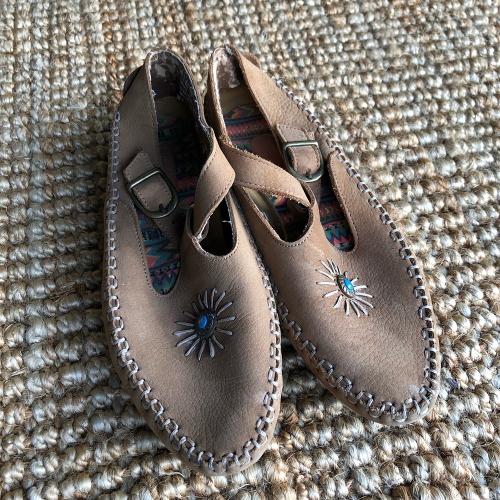 Tan Leather Women's Shoes with Embroidered Detail